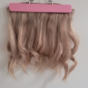 Halo style mixed blonde extensions.